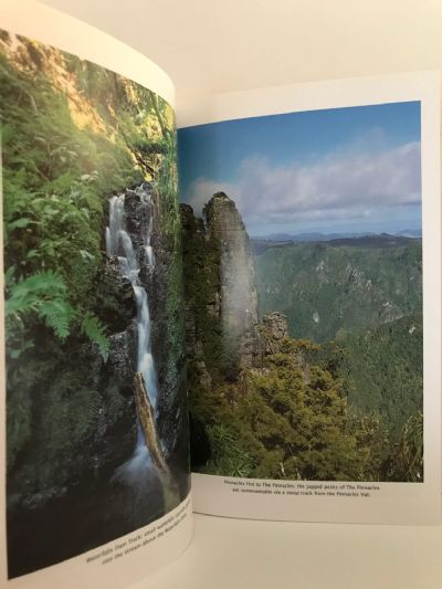 DAY WALKS OF THE COROMANDEL: Over 50 Walks With Maps and Photographs