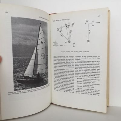 CATAMARAN SAILING TO WIN