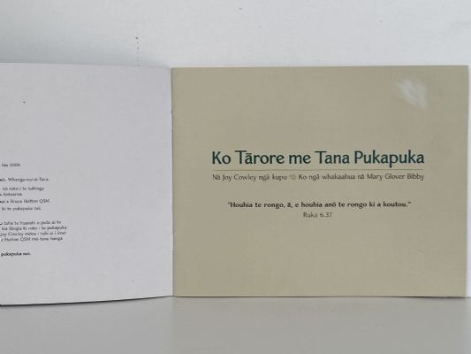 Ko Tarore me Tana Pukapuka