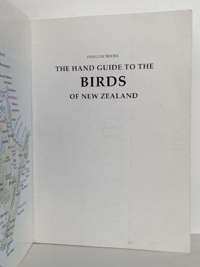 BIRDS OF NEW ZEALAND: The Hand Guide