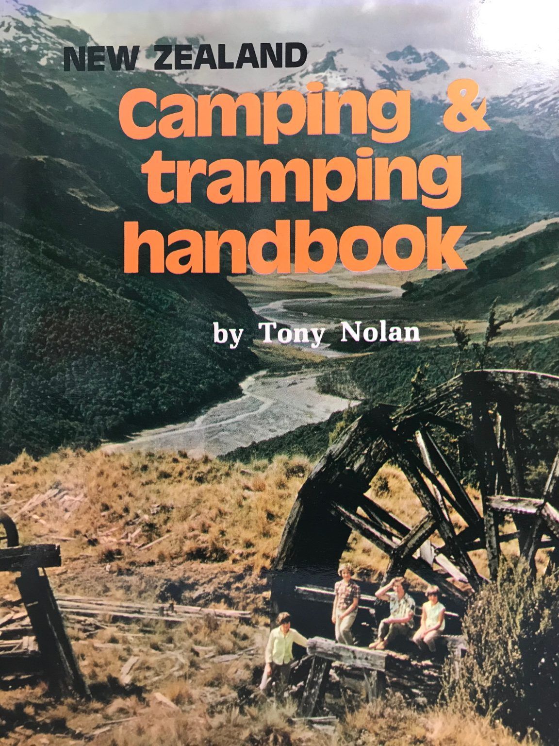 NEW ZEALAND CAMPING & TRAMPING HANDBOOK